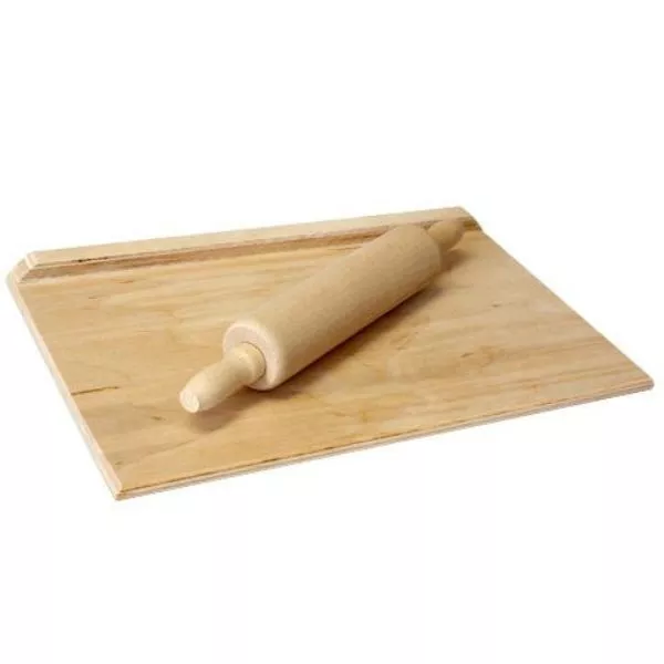 Tagliere in legno con mattarello
