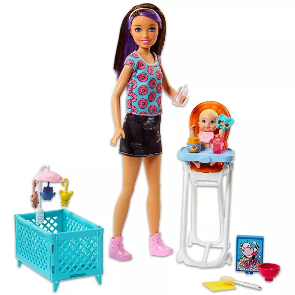 Barbie Skipper: fánkos pólós Skipper bébiszitter etetőszékben ülő kisbabával
