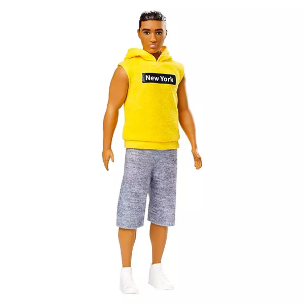 Păpuşă Barbie Fashionistas: păpuşă Ken musculos în tricou galben cu glugă