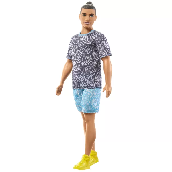 Barbie: Fashionista Ken baba kasmírmintás pólóban és rövidnadrágban