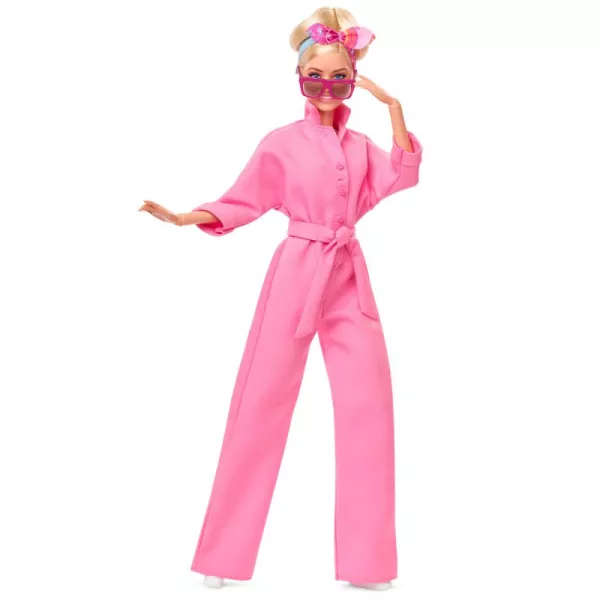 Barbie, a film: Barbie baba rózsaszín nadrágkosztümben