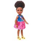 Barbie Chelsea Club: Afro hajú kislány sárga szandálban
