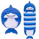 Happy Nappers: 2 v 1 spalna vreča in blazina – Sandal, modri morski pes – 137 cm