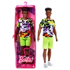 Barbie Fashionistas: Păpușă băiat în haină cu model camuflaj și verde neon într-un suport cu fermoar