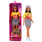 Barbie Fashionista: Barbie cu păr cu șuvițe în fustă cu carouri alb-negru