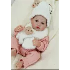 Reborn Babypuppe Mädchen mit Schal, Mütze und Zubehör – 43 cm