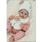Reborn kislány játékbaba sállal és sapkával kiegészítőkkel – 43 cm