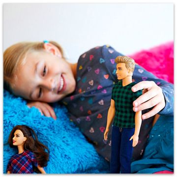 Barbie Fashionistas: lutka Ken s plavimi lasmi, v karirasti majici - .slika