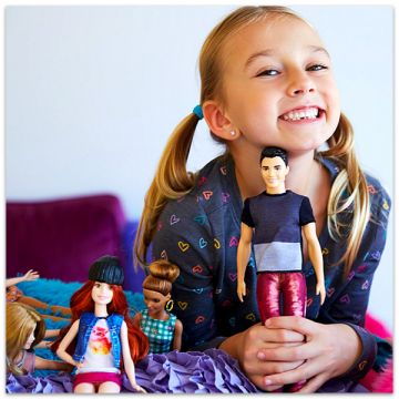 Barbie Fashionistas: lutka Ken s črnimi lasmi, v rdečih hlačah - .slika