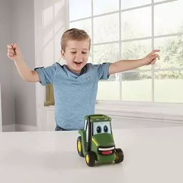Tomy: Der Traktor Johnny fährt los, wenn man ihn drückt. - . bild aus