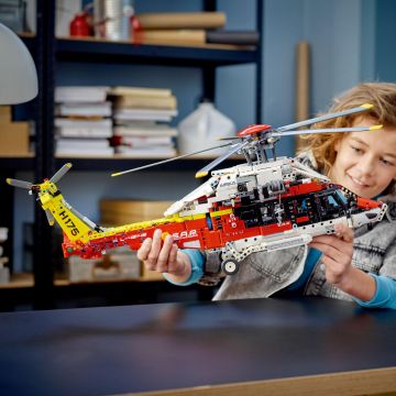 LEGO® Technic: Airbus H175 Mentőhelikopter 42145 - . kép