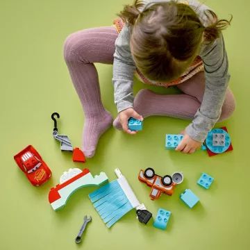 LEGO® DUPLO® Disney: Villám McQueen és Matuka vidám autómosása 10996 - . kép
