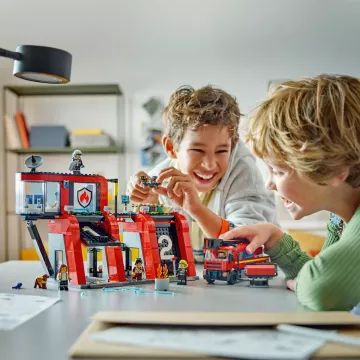 LEGO® City Ugunsdzēsēju stacija ar ugunsdzēsēju auto 60414 - .attēls