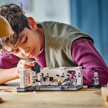 LEGO® Star Wars: Beszállás a Tantive IV-be szett 75387 - . kép