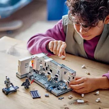 LEGO® Star Wars: Beszállás a Tantive IV-be szett 75387 - . kép
