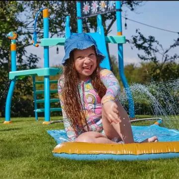 Plum: Parque Aquático com Escorregador de Água e Bolhas - .Imagem