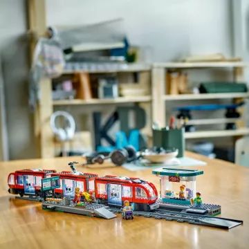 LEGO® City Stadtzentrum Bahnhof und Straßenbahn 60423 - . bild aus