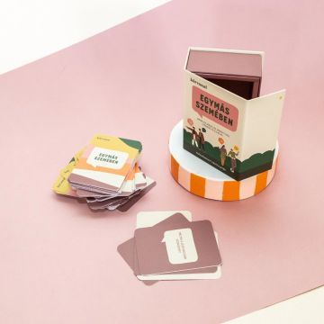 Контур: Карточна игра в очите на другия - на унгарски език - . изображение