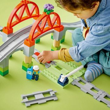LEGO® DUPLO® Rozšiřující sada Pad a železniční koleje 10426 - .obrázek