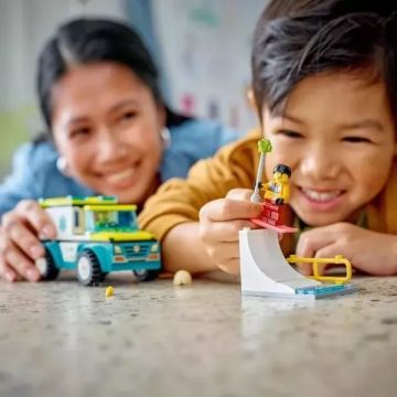 LEGO® City: Mentőautó és snowboardos 60403 CSOMAGOLÁSSÉRÜLT - . kép