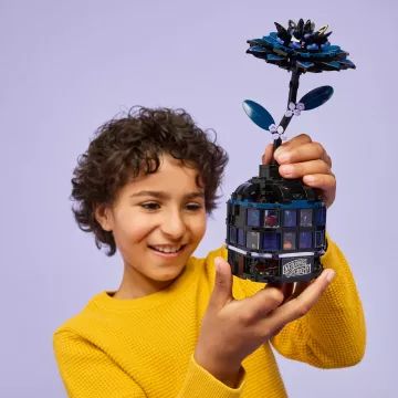 LEGO® Wednesday Fekete dália 76784 - . kép