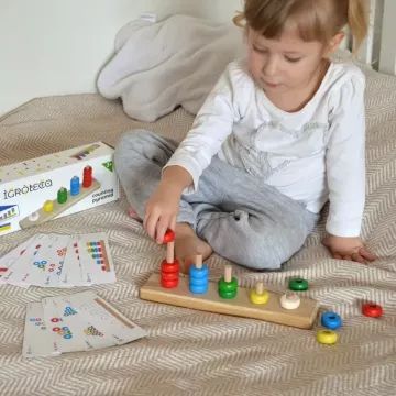 Conjunto de blocos de madeira em forma de pirâmide para aprender a contar - .Imagem
