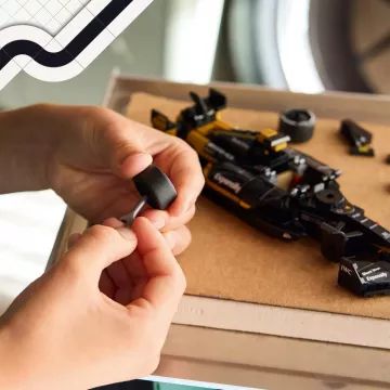 LEGO® Speed Champions F1® The Movie: APXGP Team versenyautó 77252 - . kép