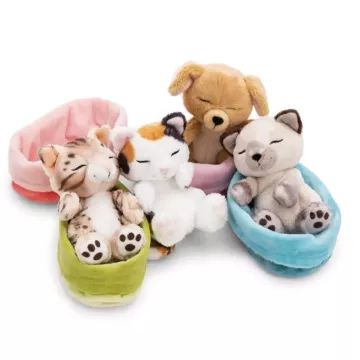 Nici: Alvó trikolor cica plüssfigura kosárban - 12 cm - . kép