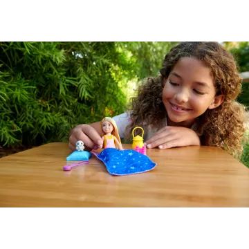 Barbie: Păpușa Chelsea la camping AMBALAJ DETERIORAT - .foto