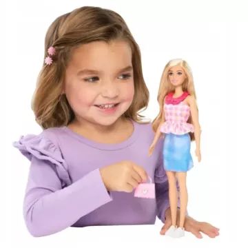 Barbie: Snadno oblékací a česací panenka Barbie s doplňky - .obrázek