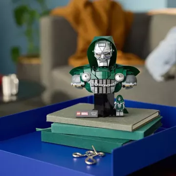 LEGO® Marvel Super Heroes 76345 Doctor Doom mellszobor - . kép