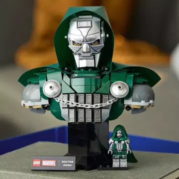 LEGO® Marvel Super Heroes 76345 Doctor Doom mellszobor - . kép