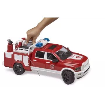 Bruder RAM 2500 ugunsdzēsēju auto ar gaismas un skaņas moduli - .attēls