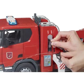 Bruder Scania Super 560R tűzoltóautó létrával, vízszivattyúval és fény- és hangmodullal - . kép