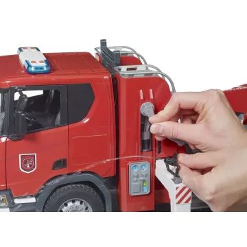 Bruder Scania Super 560R tűzoltóautó létrával, vízszivattyúval és fény- és hangmodullal - . kép
