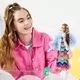 Barbie Fashionistas: Extravagáns barna hajú baba szivárványos ruhában - . kép
